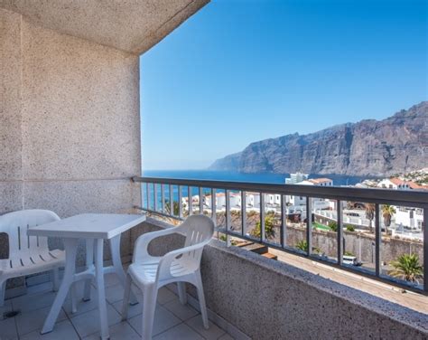 Interjeras su virtuvėle ir balkonu viešbutyje Vigilia Park