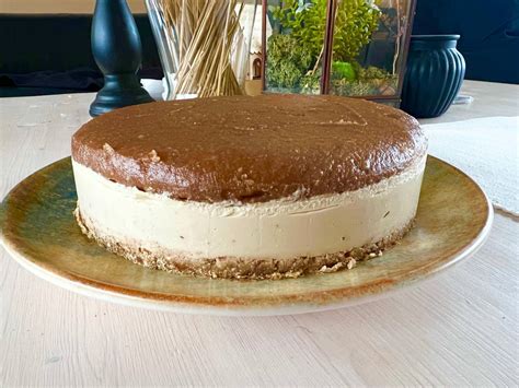Žaliavalgiškas moca tortas ant stalo