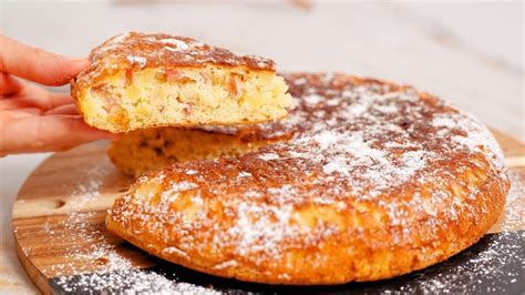 Šviežiai iškeptas pyragas keptuvėje