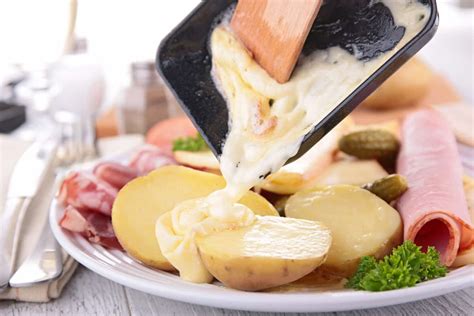 lydomas Raclette sūris, pilamas ant virtų bulvių