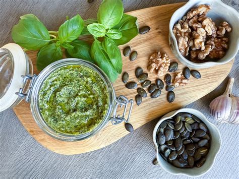 Gelsvių pesto padažas su moliūgų sėklomis