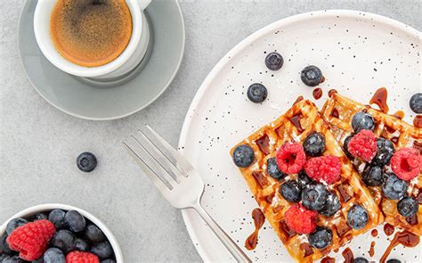 Nuotrauka su senoviniais vafliais ir kava