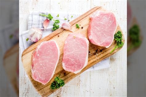 Šviežios kiaulienos pjausniai, paruošti suktinukams