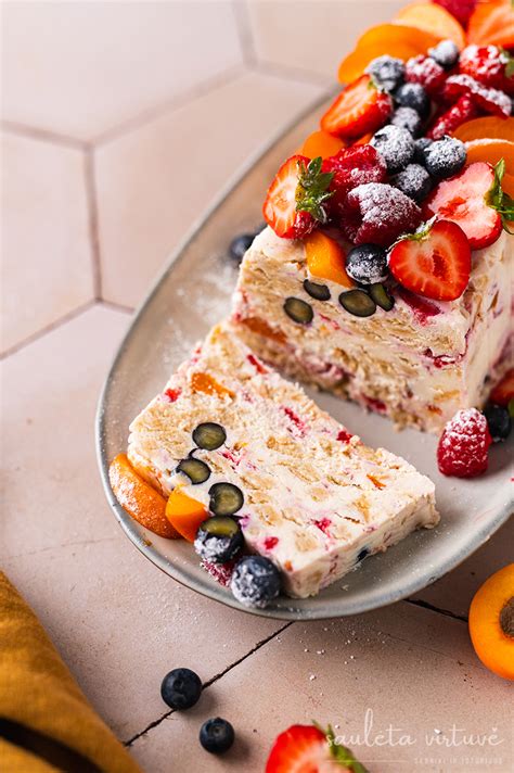 Klasikinio varškės vyniotinio su uogomis nuotrauka