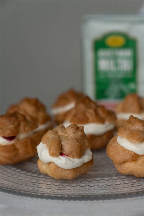 Plikytos tešlos kepiniai: profiteroliai ir eklera