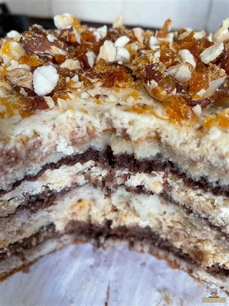 klasikinis sluoksniuotas griliažinis tortas lėkštėje