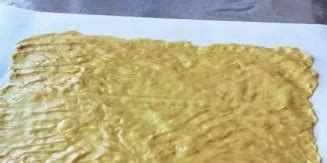Plonai iškočiotas torto lakštas ant kepimo popieriaus
