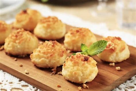 kokosiniai macaroons sausainiai piramidės formos