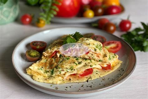 Greitas omletas su pomidorais ir kumpiu
