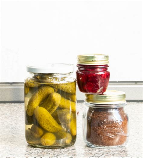 Sterilizuoti stiklainiai ir marinavimo ingredientai