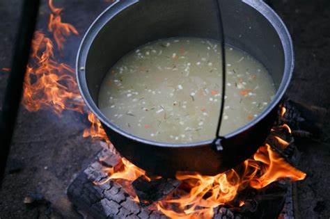 tradicinė žuvienė verdama puode virš laužo