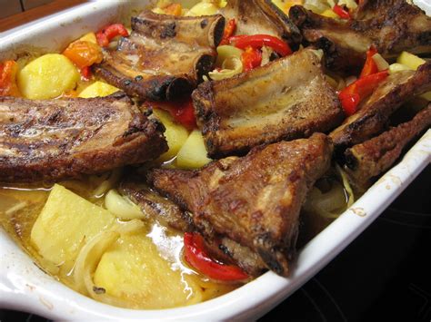 Troškinti jautienos šonkauliukai su daržovėmis