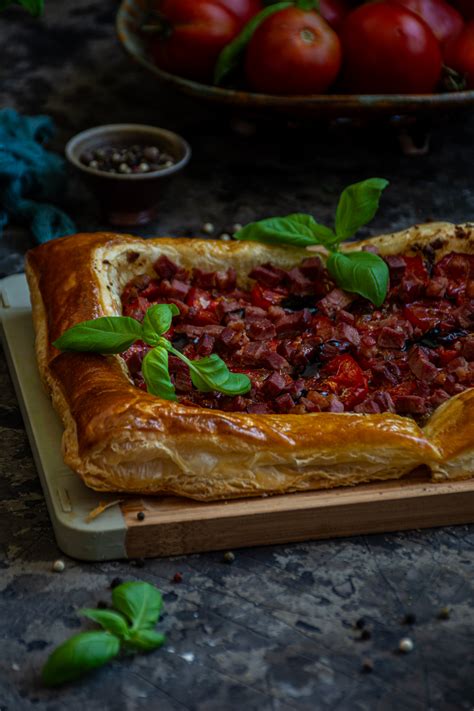 Sluoksniuotos tešlos pyragas su vištiena ir daržovėmis