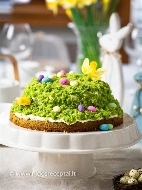 Žalias tortas, dekoruotas spalvotais kiaušinukais