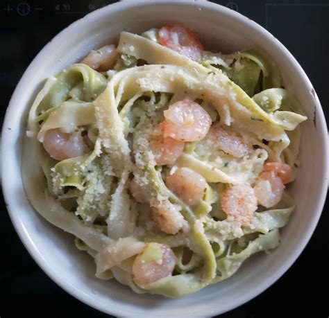 Lėkštė su makaronais tagliatelle ir rūkyta lašiša