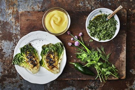 Stiklainis su naminiu veganišku majonezu ir ingredientai