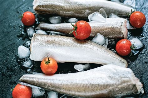 schematinis vaizdas, kaip tinkamai atitirpinti šaldytą žuvį šaldytuve ir šaltame vandenyje