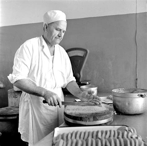 Virėjas ruošia tešlą naminiam pyragui