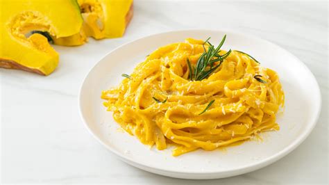 lėkštė makaronų su kreminiu moliūgų padažu
