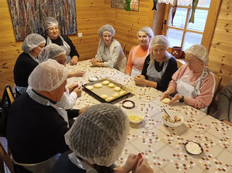 Žmonės kepa tradicines bandeles edukacijos metu