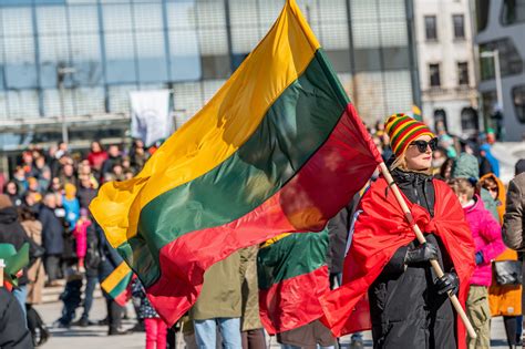 Žmonės su Lietuvos vėliavomis Kovo 11-osios šventėje