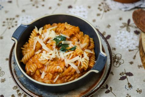 Makaronai su tirštu parmezano padažu