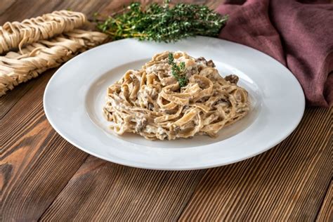Tagliatelle su rikotos ir grybų padažu
