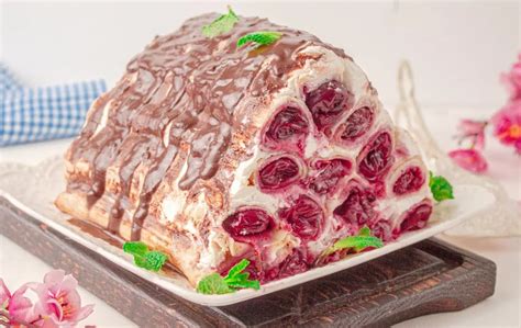 Sudėtingas tortas su keliais kremais ir vyšniomis