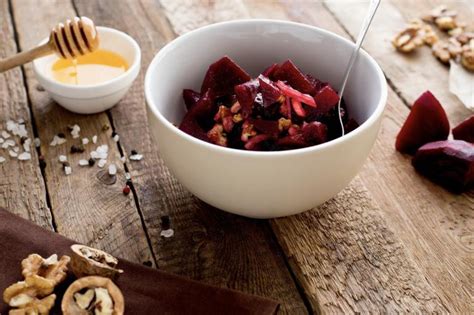 Stiklainis su medumi ir riešutais