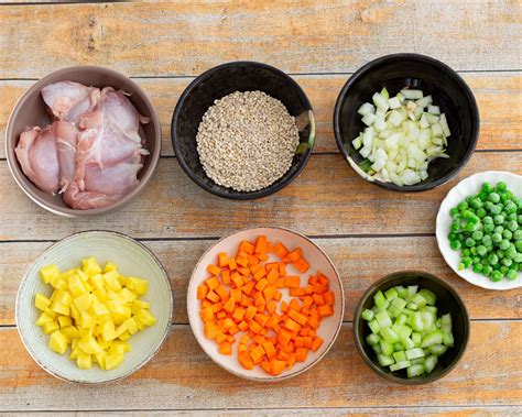 Įvairūs ingredientai kinų sriubai