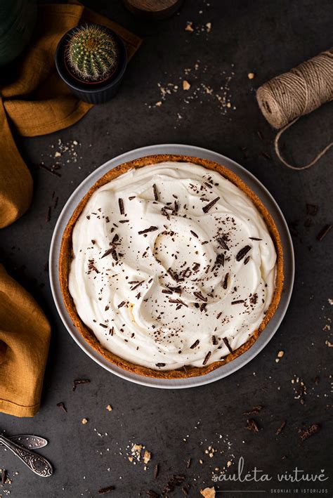 Banoffee pyragas su plakta grietinėle