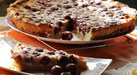 Vyšnių ir baltojo šokolado pyrago gabalėlis