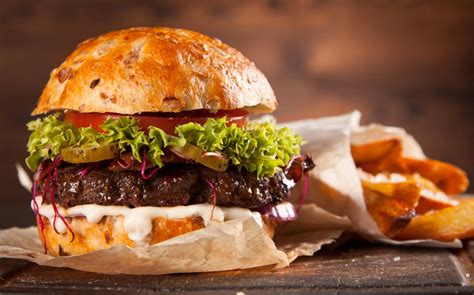 Sultingas amerikietiškas burgeris su bulvytėmis