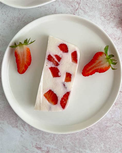 Varškės deserto su jogurtu ir braškėmis ingredientai ant stalo
