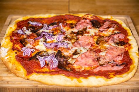 Pica su įvairiais ingredientais ir skonių palete