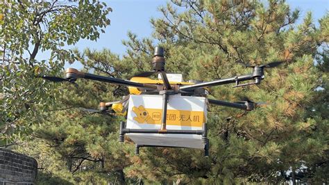 Dronas pristato maistą į paplūdimį
