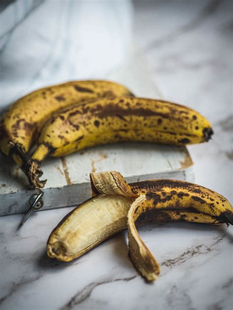 Pernokę bananai ant pjaustymo lentos