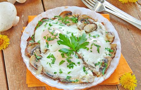 Gurmaniški kepti kiaušiniai su guanciale, šitake grybais ir cukinijomis