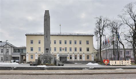 Ukmergės miesto panorama ir vietinės kepyklos fasadas