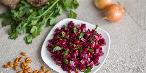 Violetiniai burokėlių ežiukai patiekiami su šalavijų sviestu