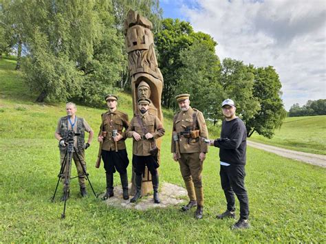 Kūrybinės komandos nariai gaminantys Radvilų virėjo trintą pyragą