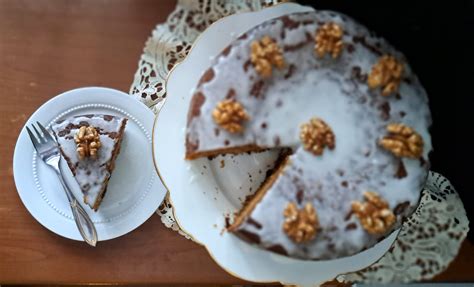 Sodraus šokoladinio pyrago su burokeliais gabaliukas, apipiltas glajumi ir pabarstytas riešutais.