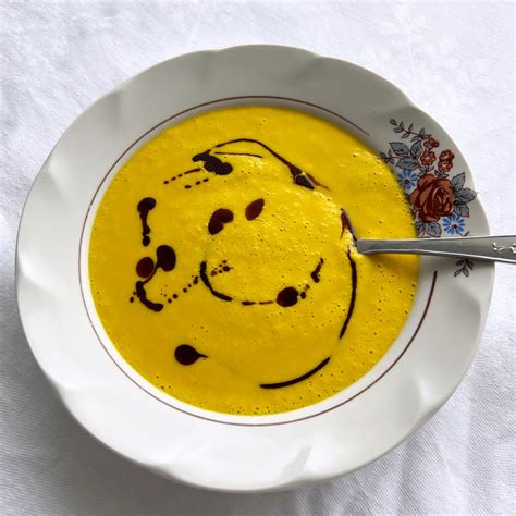 Lėkštė kreminės moliūgų sriubos