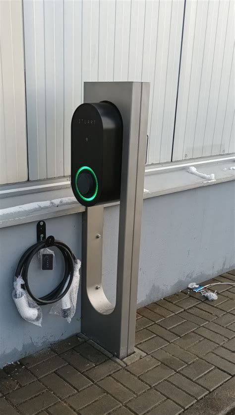 Elektromobilių įkrovimo stotelė prie restorano