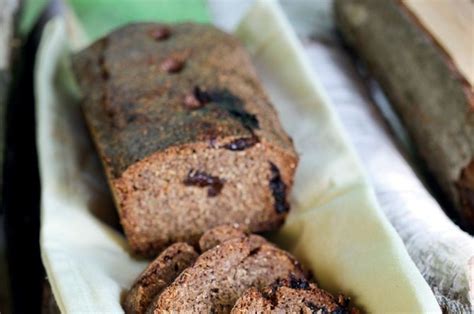 Šmalcas su juoda duona ir agurkais