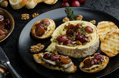 Keptas brie sūris su vynuogėmis tešloje