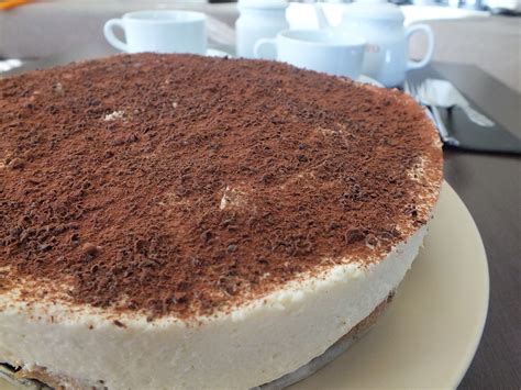 Maskarponės tortas tiramisu pjaustytas