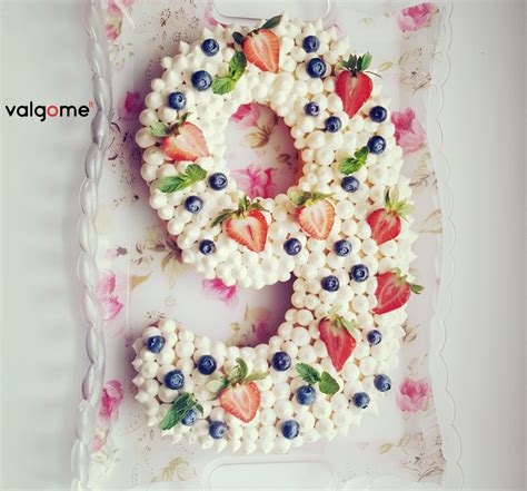 Medaus tortas su avietėmis ir balto šokolado kremu