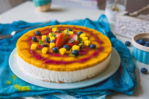 Gaivus sluoksniuotas mango ir braškių muso tortas lėkštelėje
