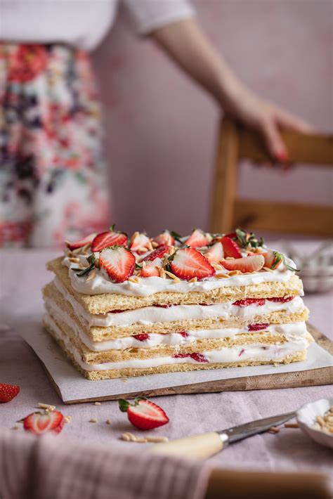 Braškių ir mango musų sluoksniai konditeriniame žiede